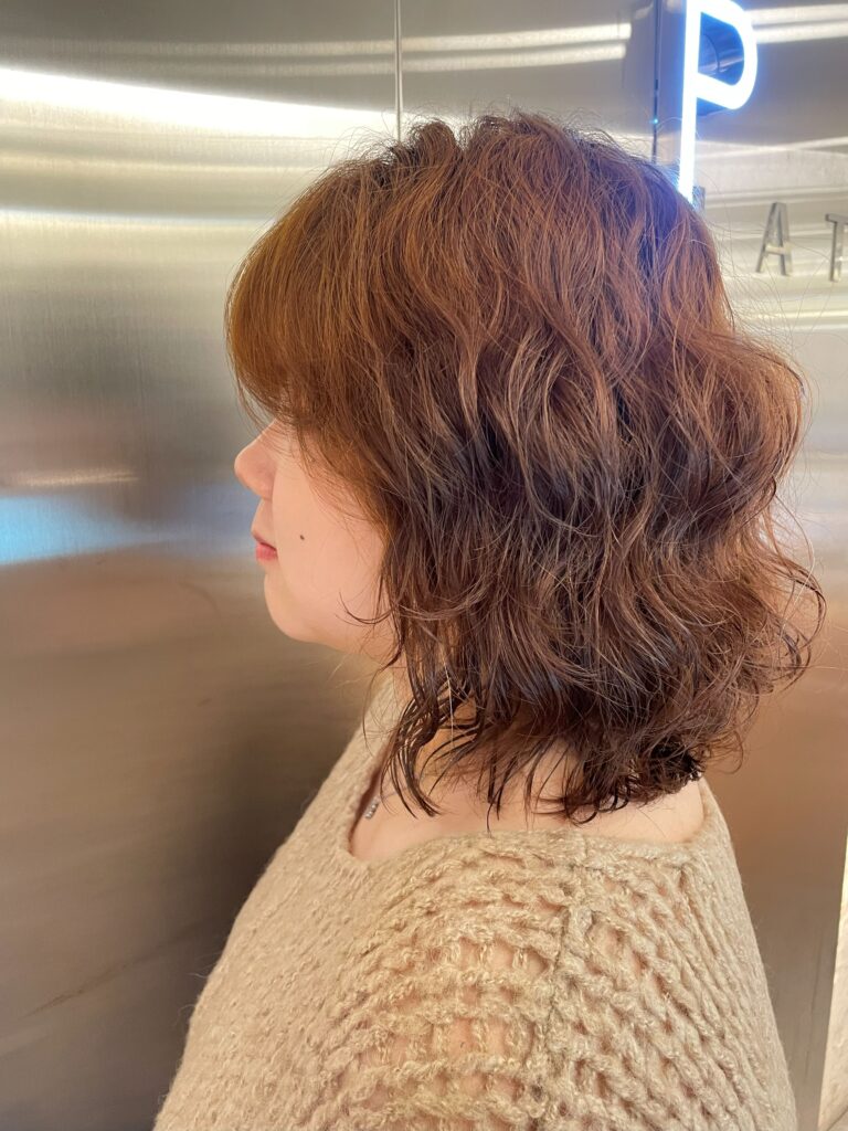 단발 히피펌 컬감과 볼륨감이 잘 드러나는 스타일