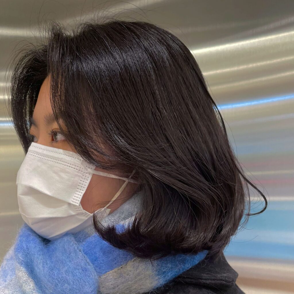 자연스럽게 안쪽으로 말린 C컬 단발펌 옆모습 스타일