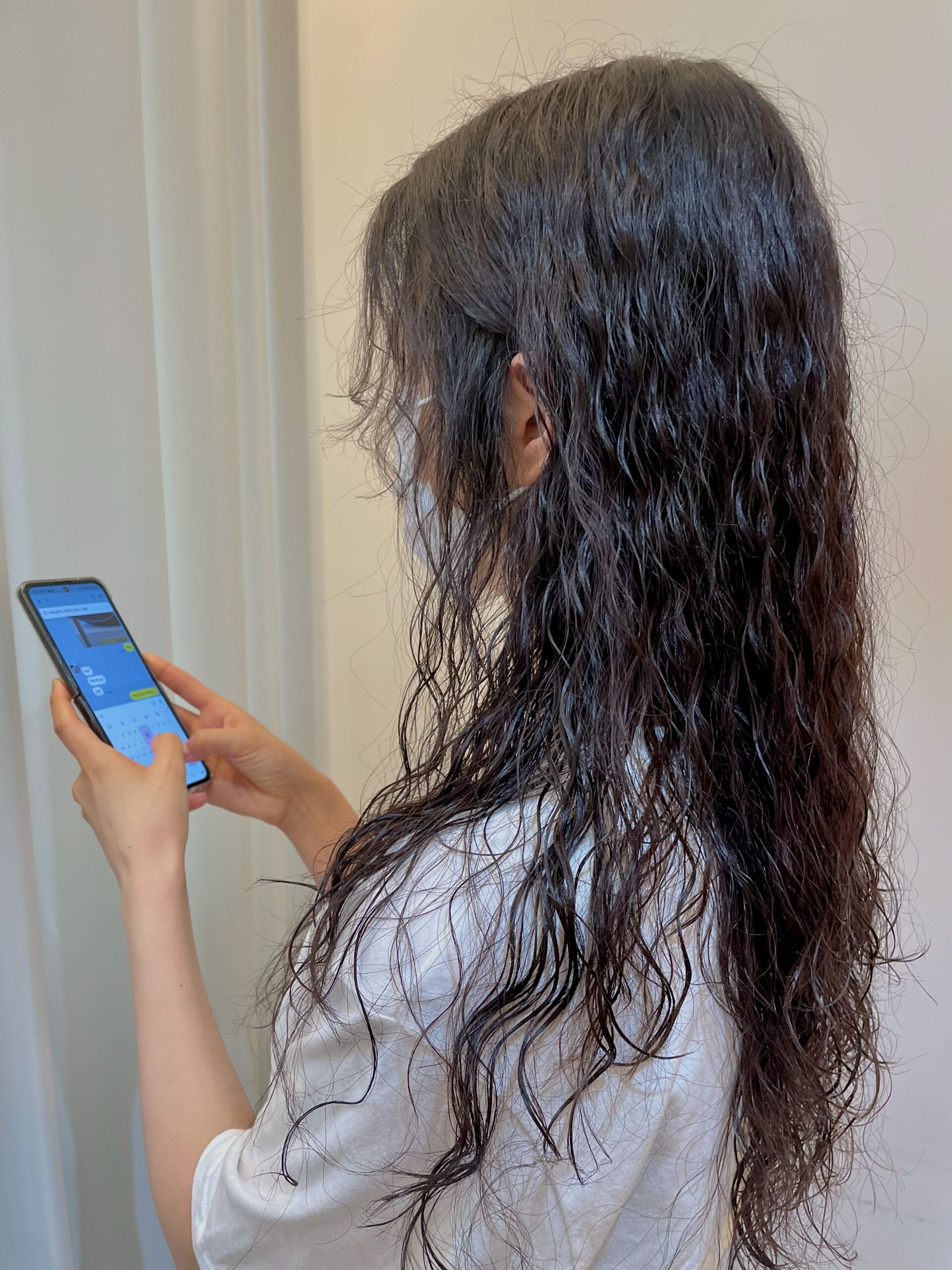 얇고 숱이 없는 모발에 히피펌을 직접 작업한 사진 입니다. 