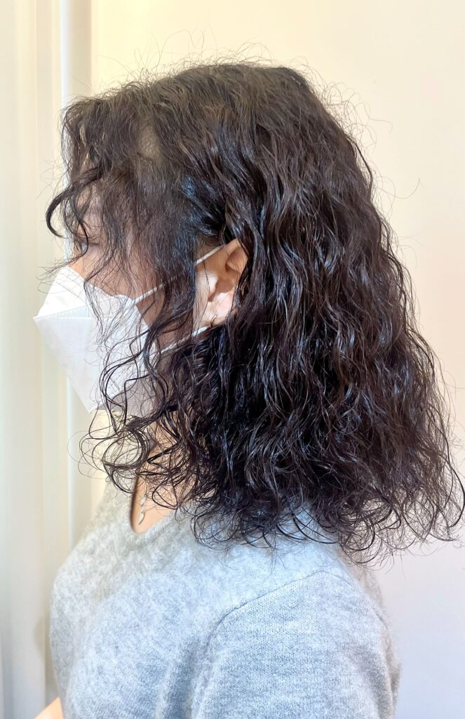 중단발 히피펌 시술 후 옆모습